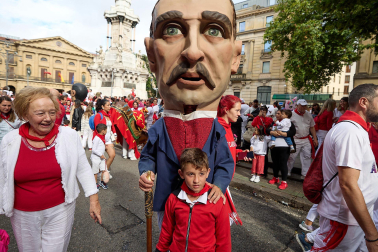 Salida de la Comparsa de Gigantes y Cabezudos este 6 de julio.