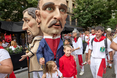 Salida de la Comparsa de Gigantes y Cabezudos este 6 de julio.