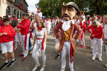 Salida de la Comparsa de Gigantes y Cabezudos este 6 de julio.