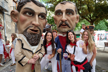 Salida de la Comparsa de Gigantes y Cabezudos este 6 de julio.