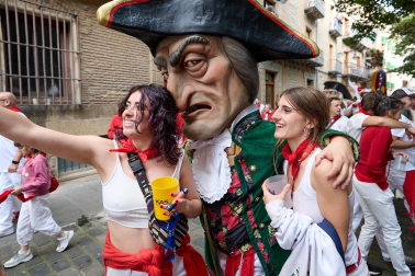 Salida de la Comparsa de Gigantes y Cabezudos este 6 de julio.