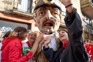 Salida de la Comparsa de Gigantes y Cabezudos este 6 de julio.