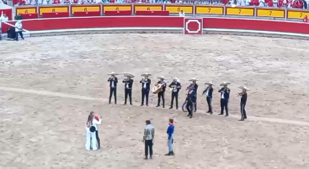 Emocionante homenaje al rejoneador estellés en su despedida de la feria de San Fermín