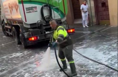 Los operarios de limpieza se afanan en limpiar el recorrido después de la primera noche de los Sanfermines
