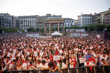 Cientos de personas secundan la convocatoria feminista contra una posible agresión sexual en Pamplona./