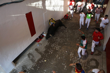 Entrada de los toros de La Palmosilla al callejón de la plaza de toros durante el primer encierro de los Sanfermines 2024