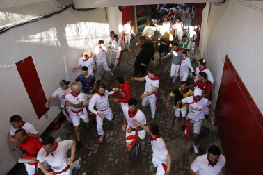 Entrada de los toros de La Palmosilla al callejón de la plaza de toros durante el primer encierro de los Sanfermines 2024