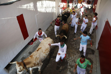 Entrada de los toros de La Palmosilla al callejón de la plaza de toros durante el primer encierro de los Sanfermines 2024