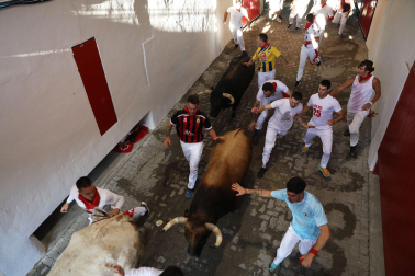 Entrada de los toros de La Palmosilla al callejón de la plaza de toros durante el primer encierro de los Sanfermines 2024