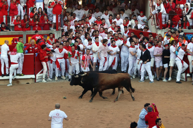 Momentos de tensión en la plaza de toros durante el primer encierro del 6 de julio con toros de la ganadería La Palmosilla
