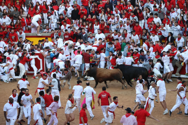 Momentos de tensión en la plaza de toros durante el primer encierro del 6 de julio con toros de la ganadería La Palmosilla
