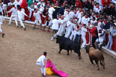 Momentos de tensión en la plaza de toros durante el primer encierro del 6 de julio con toros de la ganadería La Palmosilla
