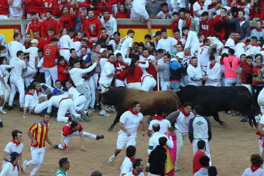 Momentos de tensión en la plaza de toros durante el primer encierro del 6 de julio con toros de la ganadería La Palmosilla