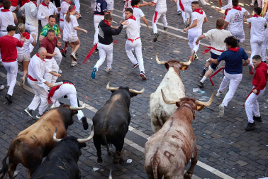 Momentos de tensión ante Casa Seminario al paso de los morlacos de La Palmosilla durnate el primer encierro de San Fermín