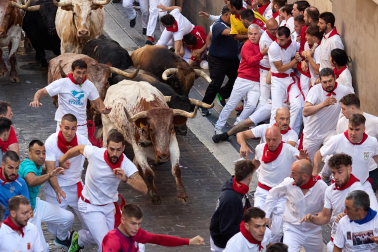 Momentos de tensión ante Casa Seminario al paso de los morlacos de La Palmosilla durnate el primer encierro de San Fermín