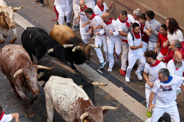 Momentos de tensión ante Casa Seminario al paso de los morlacos de La Palmosilla durnate el primer encierro de San Fermín