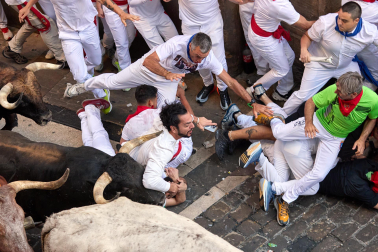 Momentos de tensión ante Casa Seminario al paso de los morlacos de La Palmosilla durnate el primer encierro de San Fermín