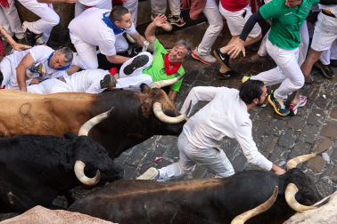 Momentos de tensión ante Casa Seminario al paso de los morlacos de La Palmosilla durnate el primer encierro de San Fermín