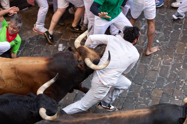 Momentos de tensión ante Casa Seminario al paso de los morlacos de La Palmosilla durnate el primer encierro de San Fermín