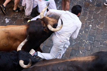 Momentos de tensión ante Casa Seminario al paso de los morlacos de La Palmosilla durnate el primer encierro de San Fermín