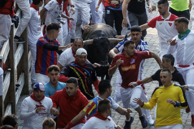 Los mozos conducen a los toros de La Palmosilla a la plaza en el tramo del callejón