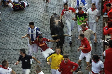Los mozos conducen a los toros de La Palmosilla a la plaza en el tramo del callejón
