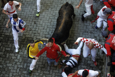 Los mozos conducen a los toros de La Palmosilla a la plaza en el tramo del callejón