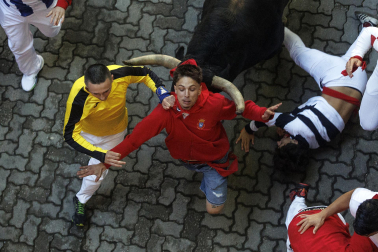 Los mozos conducen a los toros de La Palmosilla a la plaza en el tramo del callejón