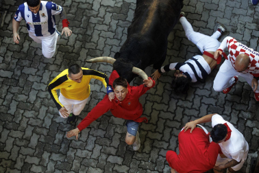 Los mozos conducen a los toros de La Palmosilla a la plaza en el tramo del callejón
