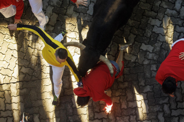 Los mozos conducen a los toros de La Palmosilla a la plaza en el tramo del callejón