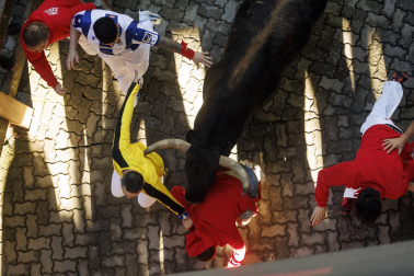 Los mozos conducen a los toros de La Palmosilla a la plaza en el tramo del callejón