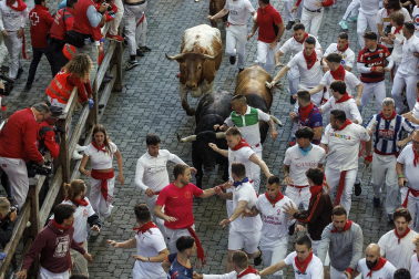Los mozos conducen a los toros de La Palmosilla a la plaza en el tramo del callejón