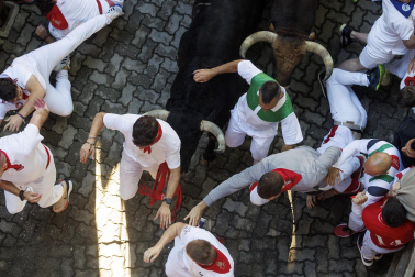 Los mozos conducen a los toros de La Palmosilla a la plaza en el tramo del callejón