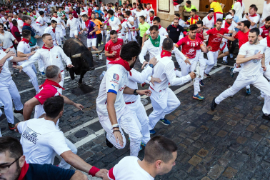 Tramo de final de Estafeta durante el primer encierro de los Sanfermines 2024