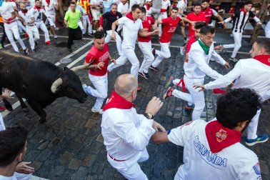 Tramo de final de Estafeta durante el primer encierro de los Sanfermines 2024