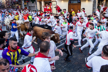 Tramo de final de Estafeta durante el primer encierro de los Sanfermines 2024