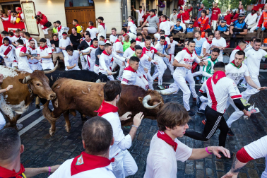 Tramo de final de Estafeta durante el primer encierro de los Sanfermines 2024
