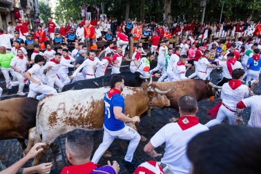 Tramo de final de Estafeta durante el primer encierro de los Sanfermines 2024