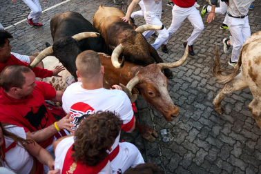 Los mozos corren ante los toros de La Palmosilla en la entrada a la plaza