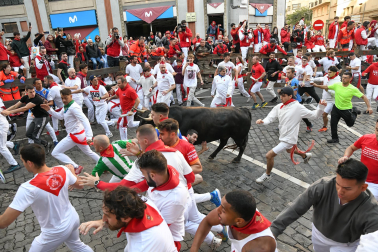 Contracurva de Telefónica durante el primer encierro de los Sanfermines 2024 con toros de la ganadería La Palmosilla
