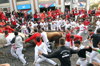 Contracurva de Telefónica durante el primer encierro de los Sanfermines 2024 con toros de la ganadería La Palmosilla