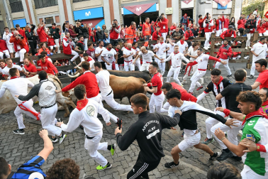 Contracurva de Telefónica durante el primer encierro de los Sanfermines 2024 con toros de la ganadería La Palmosilla