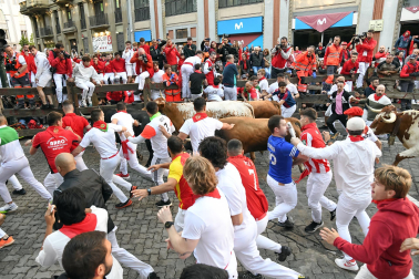 Contracurva de Telefónica durante el primer encierro de los Sanfermines 2024 con toros de la ganadería La Palmosilla