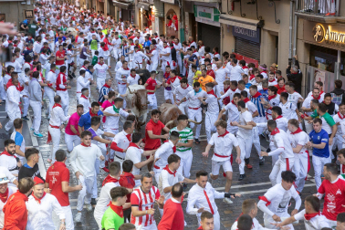 Tramo del final de la Estafeta y Curva de Telefónica para la manda de La Palmosilla durante el primer encierro de los Sanfermines 2024