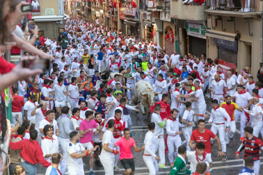 Tramo del final de la Estafeta y Curva de Telefónica para la manda de La Palmosilla durante el primer encierro de los Sanfermines 2024