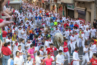 Tramo del final de la Estafeta y Curva de Telefónica para la manda de La Palmosilla durante el primer encierro de los Sanfermines 2024