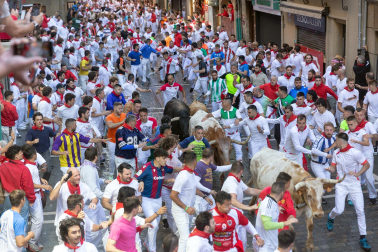 Tramo del final de la Estafeta y Curva de Telefónica para la manda de La Palmosilla durante el primer encierro de los Sanfermines 2024