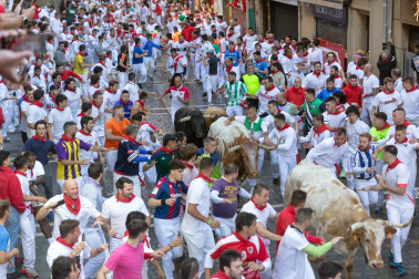 Tramo del final de la Estafeta y Curva de Telefónica para la manda de La Palmosilla durante el primer encierro de los Sanfermines 2024