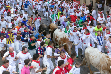 Tramo del final de la Estafeta y Curva de Telefónica para la manda de La Palmosilla durante el primer encierro de los Sanfermines 2024