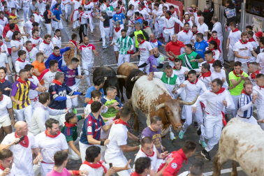 Tramo del final de la Estafeta y Curva de Telefónica para la manda de La Palmosilla durante el primer encierro de los Sanfermines 2024